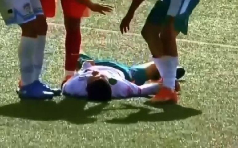 (VÍDEO) Tragédia no futebol peruano: jogador de 21 anos morre após choque com goleiro em partida