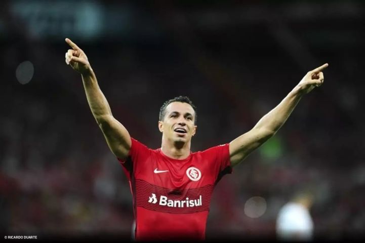 Leandro Damião, jogador com passagem pelo Tubarão e ídolo do Internacional, anuncia aposentadoria