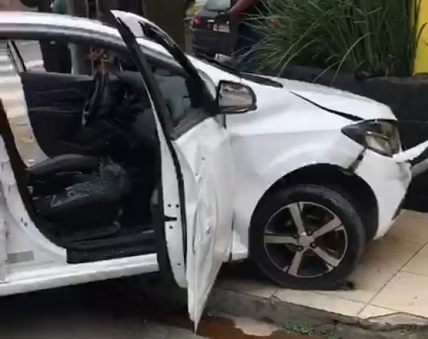 (VÍDEO) URGENTE: Acidente causa cenas de destruição na Avenida Pedro Zapelini e quase termina em tragédia em Tubarão