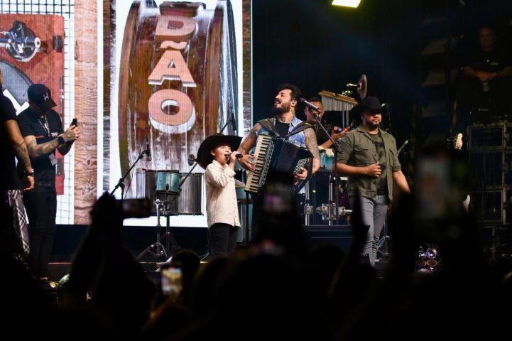 Fã de 11 anos sobe ao palco com a banda Traia Véia e vive noite inesquecível em Tubarão