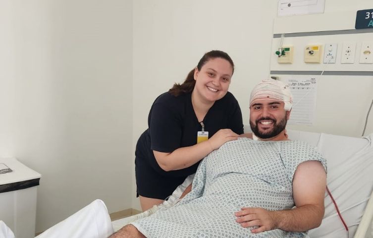 Cirurgia cerebral com paciente acordado é realizada com sucesso em jovem de 25 anos