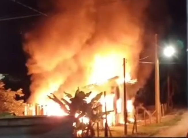 (Vídeo) Ocorrência no Rio do Pouso mobiliza Bombeiros por incêndio e possível ferimento por arma branca