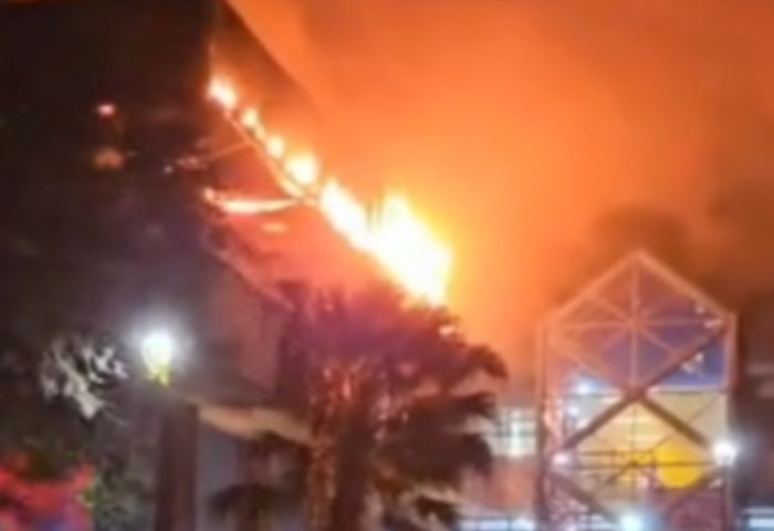 (VÍDEO) Incêndio atinge teatro da PUC-PR em Curitiba e mobiliza 11 equipes dos Bombeiros