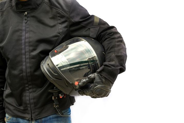 Nova lei proíbe entregadores de entrarem em casas e condomínios usando capacete em SC