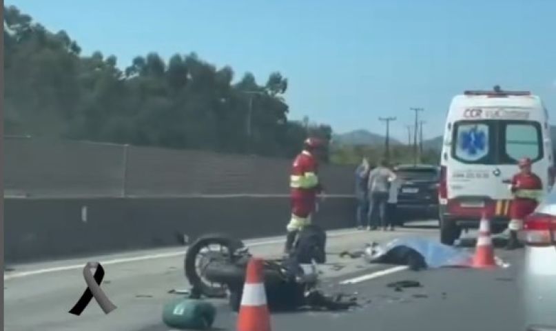 (Vídeo) Motociclista morre em colisão traseira na BR-101 em Pescaria Brava