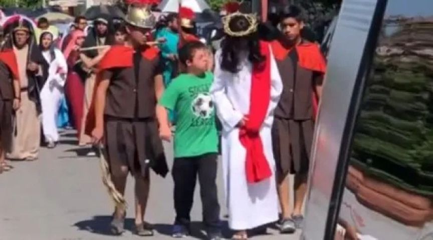 Garoto com Síndrome de Down emociona ao consolar Jesus durante encenação da Via Sacra no México