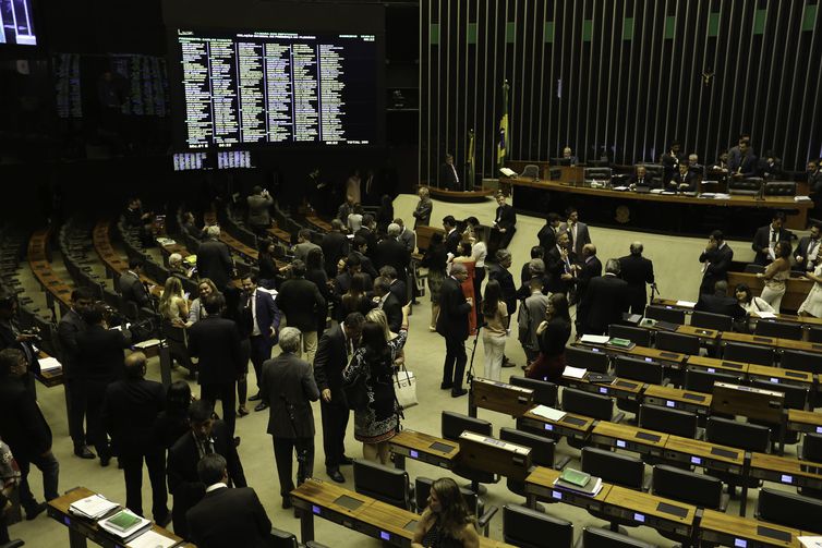 Em ritmo lento, deputados voltam à Câmara após eleições