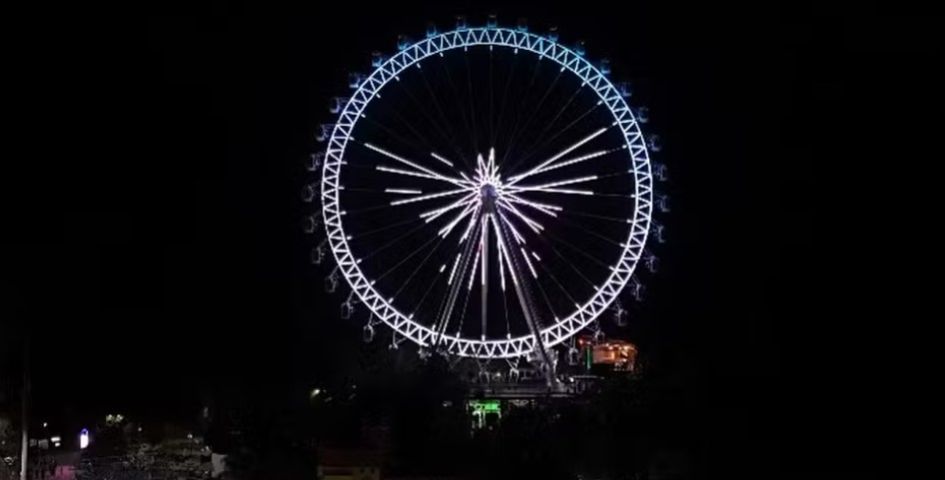 Com cores da Argentina, roda-gigante de Balneário Camboriú homenageia papa Francisco