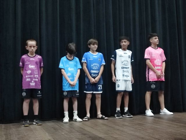 (VÍDEO) Tubarão Futsal lança novos uniformes das categorias de base para 2025 em evento com famílias e autoridades