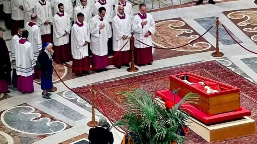 (Vídeo) Quem é a freira que quebrou protocolo no velório do Papa Francisco e emocionou o Vaticano