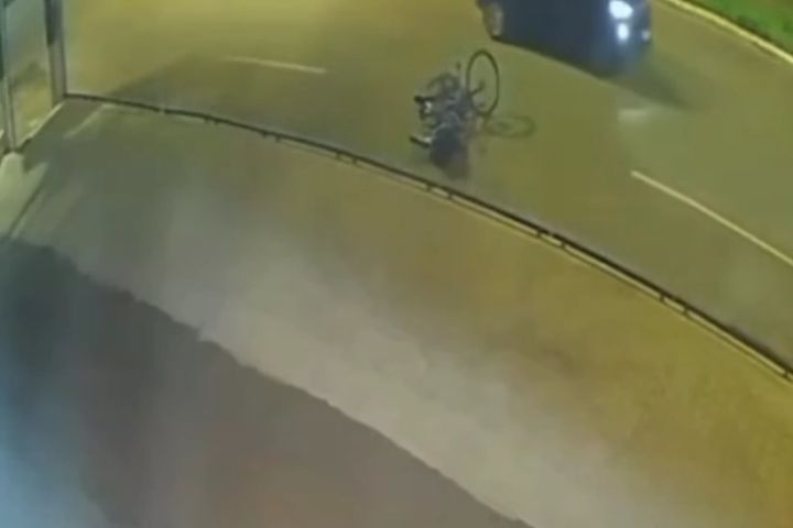 (VÍDEO) Jovem morre após queda de bicicleta e vídeo choca pela falta de socorro por parte de quem passava na estrada