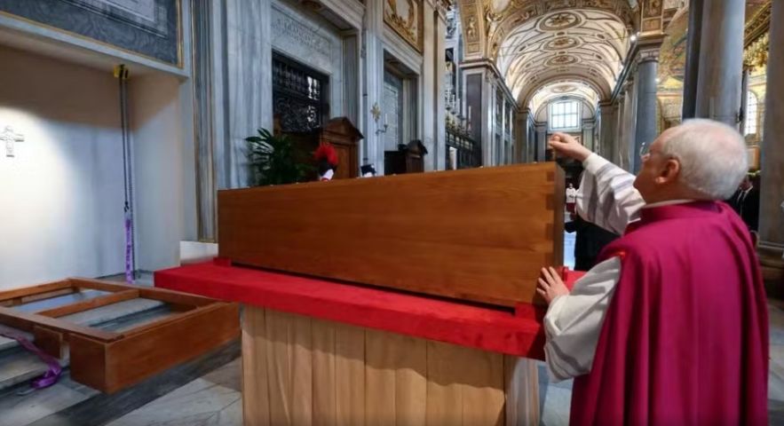 Corpo de papa Francisco é sepultado na basílica Santa Maria Maggiore
