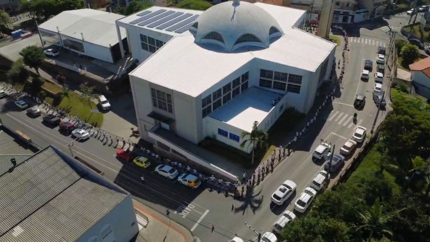 Abraço simbólico reúne cerca de 350 fiéis na Catedral de Tubarão
