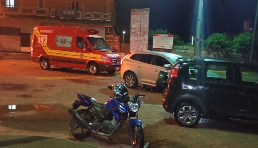 Homem cai com carro no Canal da Barra em Laguna e é socorrido por pescadores