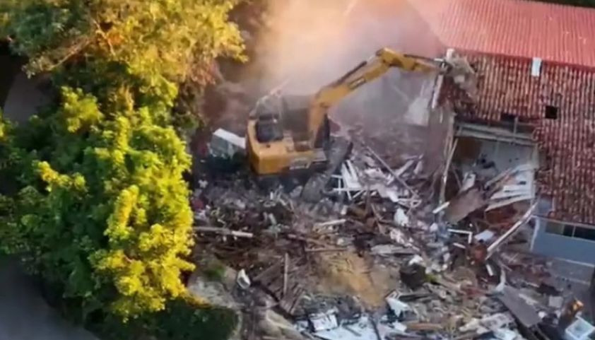 Demolições de casas começam na Praia do Forte nesta terça-feira; veja vídeos