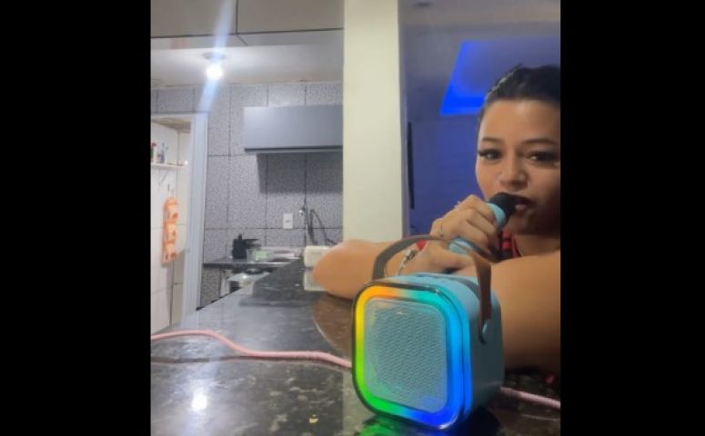 (Vídeo) Dia das Mães: sem medo do perigo, filha tira mãe do sério com alto-falante