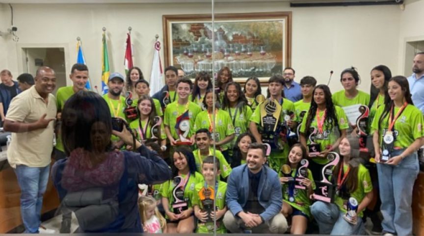 Projeto de vôlei beneficente transforma vidas de crianças em Capivari de Baixo