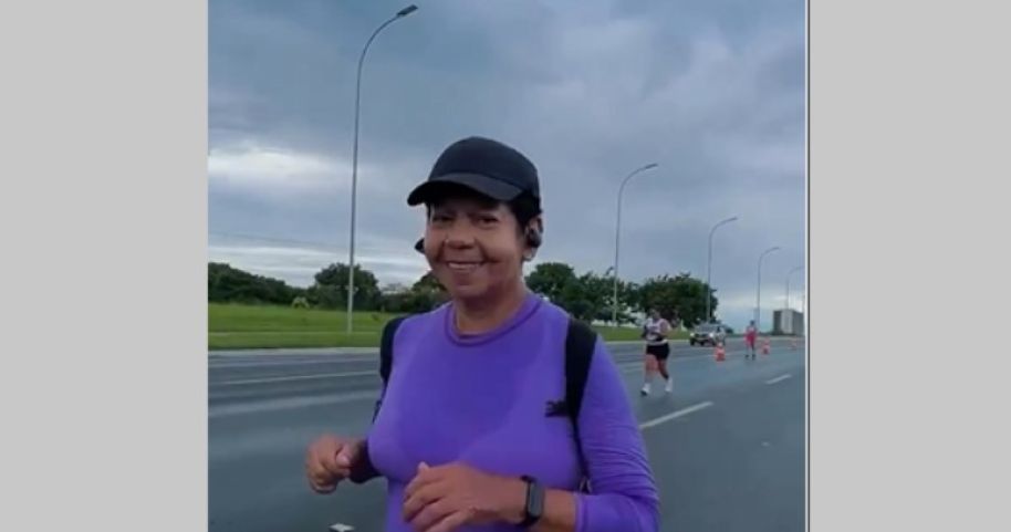 (Vídeo) Corredora de 66 anos coleciona medalhas e esbanja disposição nas maratonas ao redor do mundo