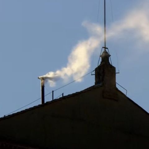 URGENTE: Fumaça branca sai e novo papa é escolhido no segundo dia do conclave
