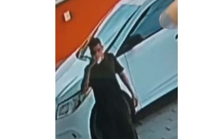 (Vídeo) Jovem pede 'copo d'água' em pet shop e aproveita para furtar bicicleta em Tubarão