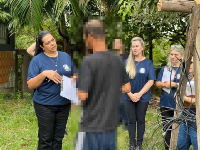 Homem se abrigava em barranco na Beira-Rio e é resgatado em força-tarefa em Tubarão