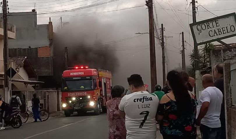 Incêndio assusta moradores na Rua Canadá, no bairro Passagem, em Tubarão