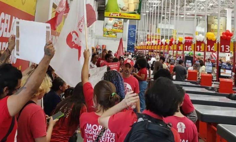 Grupo de militantes invade supermercado em São José e exige entrega de cestas básicas