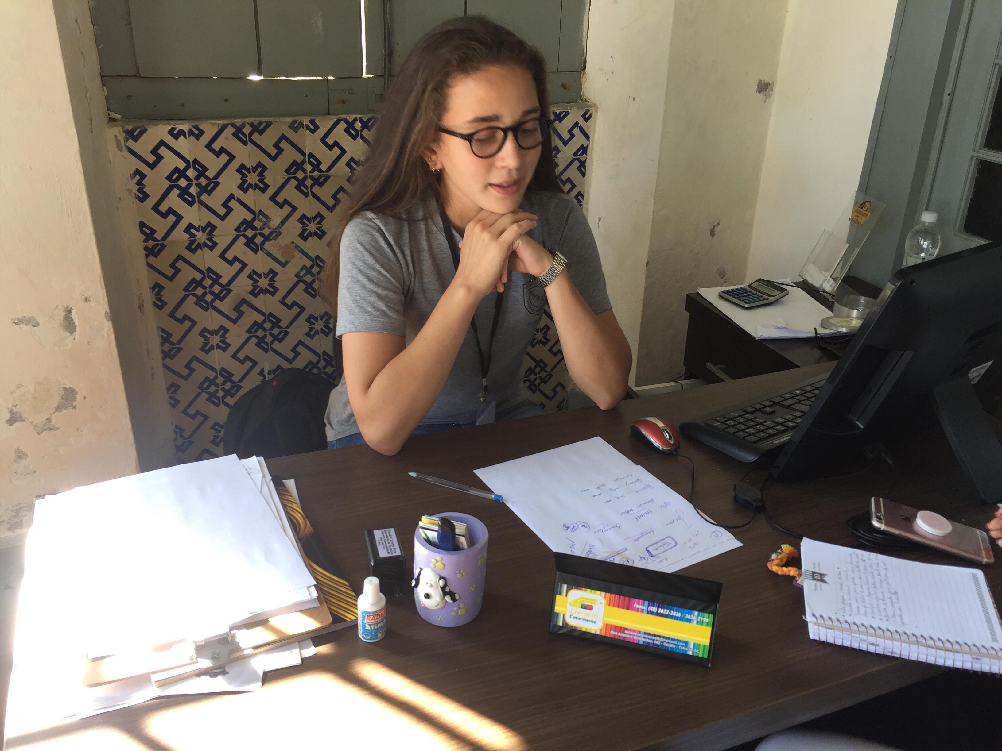 Crianças ocupam durante um dia cargos na Secretaria de Turismo em Laguna