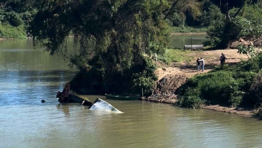(Vídeo) Embarcação de extração de areia naufraga no Rio Tubarão