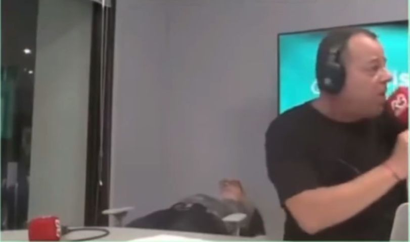 (Vídeo) Comentarista Ribeiro Neto quebra cadeira ao vivo durante transmissão de jogo do Inter