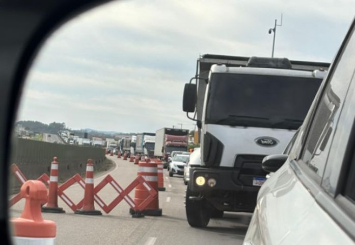Obra na BR-101 causa fila em Pescaria Brava no sentido de ida a Laguna