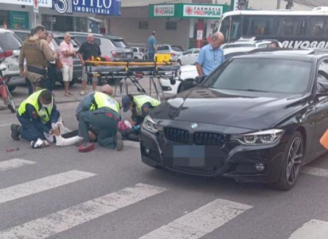 Colisão entre carro e moto deixa motociclista ferida em Tubarão