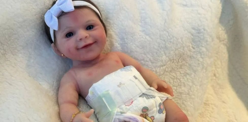 'Avó' tenta vacinar boneca reborn da filha de quatro anos e se exalta em UBS de Itajaí