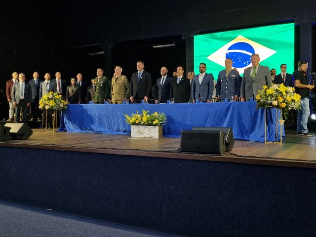 (VÍDEO) Câmara de Tubarão homenageia 14 personalidades com títulos de Cidadãos Tubaronenses e Honra ao Mérito em sessão solene