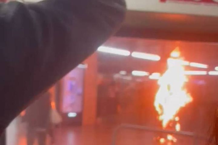 Homem ateia fogo no próprio corpo em estação de metrô de São Paulo