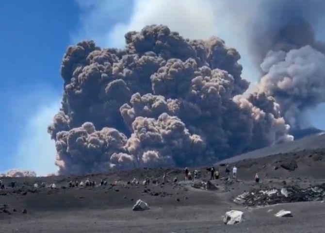 Vulcão Etna entra em erupção na Itália e turistas fogem