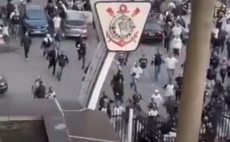 (VÍDEO) Torcidas organizadas do Corinthians invadem sede do clube em protesto
