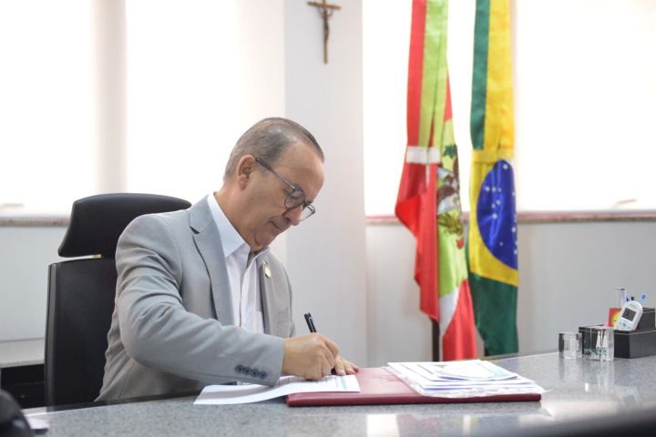 'A Unisul não é mais comunitária': Governador Jorginho Mello fala sobre o 'Universidade Gratuita' durante visita ao aeroporto de Jaguaruna