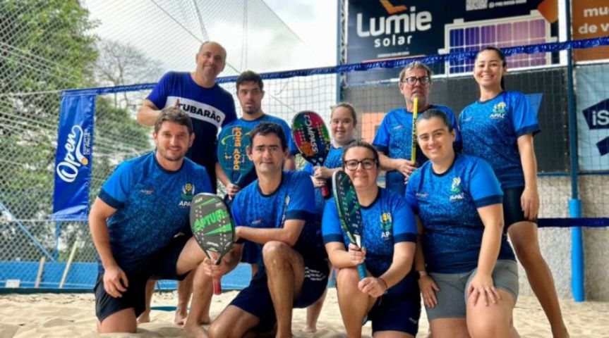 Parceria promove inclusão de alunos da APAE no beach tennis em Tubarão