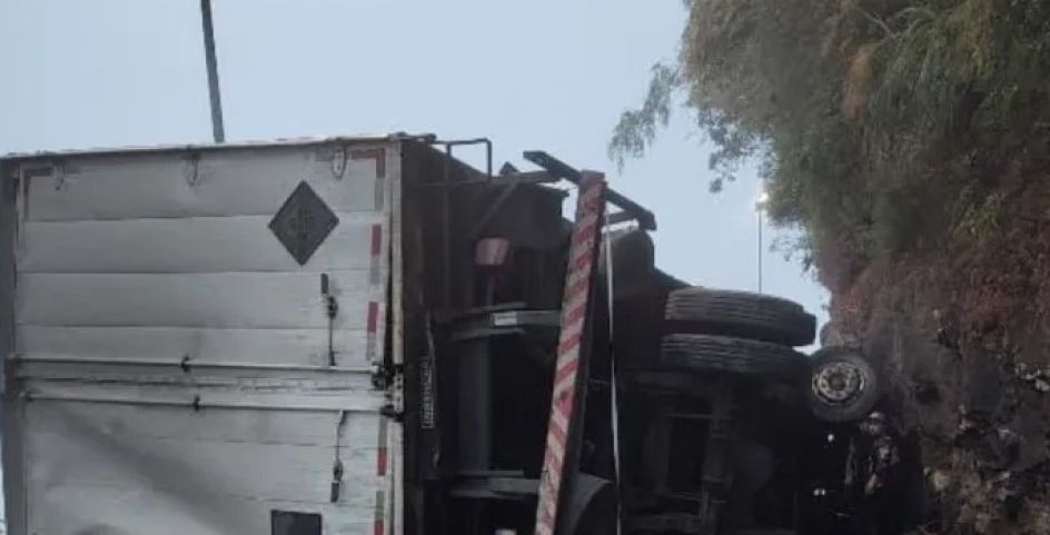 Acidente com caminhão interdita totalmente a Serra do Rio do Rastro neste domingo