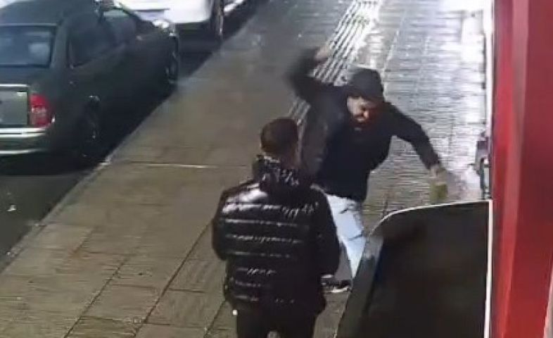 (Vídeo) Abrigo para cães de rua é destruído a socos no Centro de Tubarão; câmeras registraram vandalismo