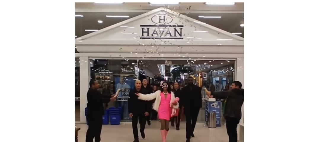 Com vídeo divertido, influenciadora 'Barbie Negra' de Tubarão entra na disputa nacional da Havan