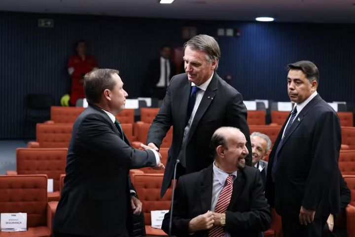 Cid afirma que Bolsonaro editou minuta do golpe para prever prisão só de Moraes