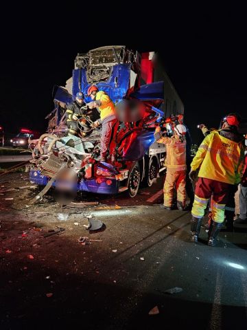 Grave colisão na BR-101 mobiliza Bombeiros Voluntários de Jaguaruna para resgate de caminhoneiro