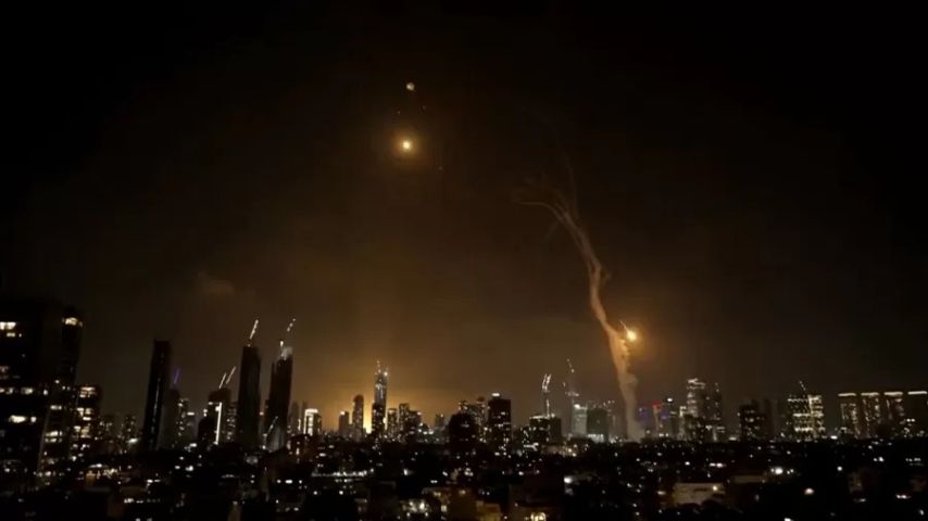 Mísseis do Irã atingem Israel e provocam explosões em Tel Aviv e Jerusalém
