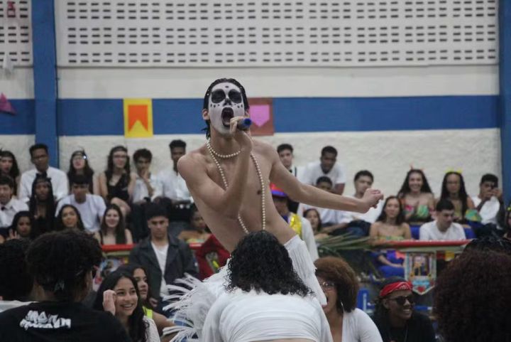 VÍDEO: Adolescente de 16 anos viraliza ao interpretar Ney Matogrosso em escola e recebe elogio do artista