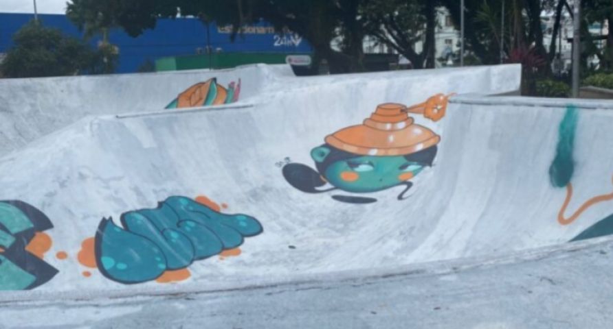 Pista de skate ganha nova vida com grafites e pintura em Tubarão