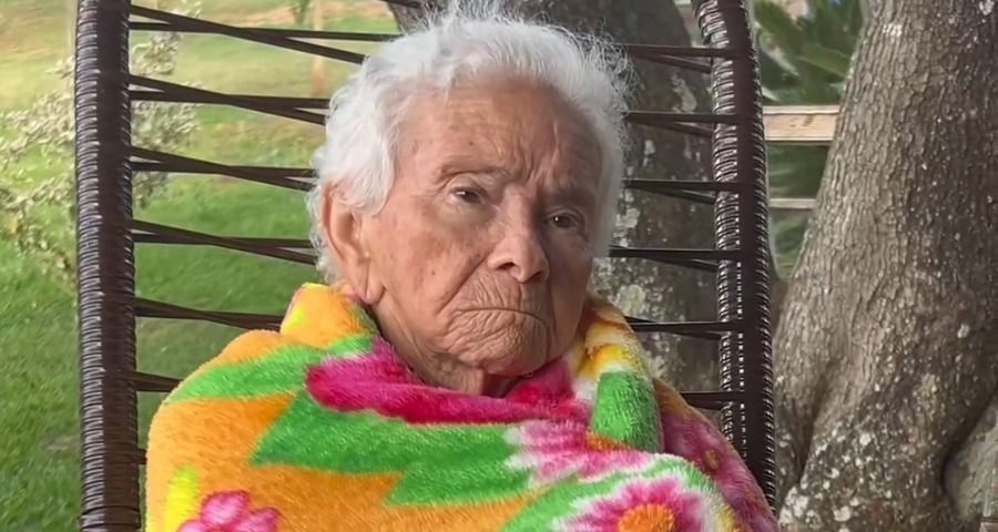 (VÍDEO) Vovó Valdeci e sua luta hilária contra o banho no frio viralizam na internet