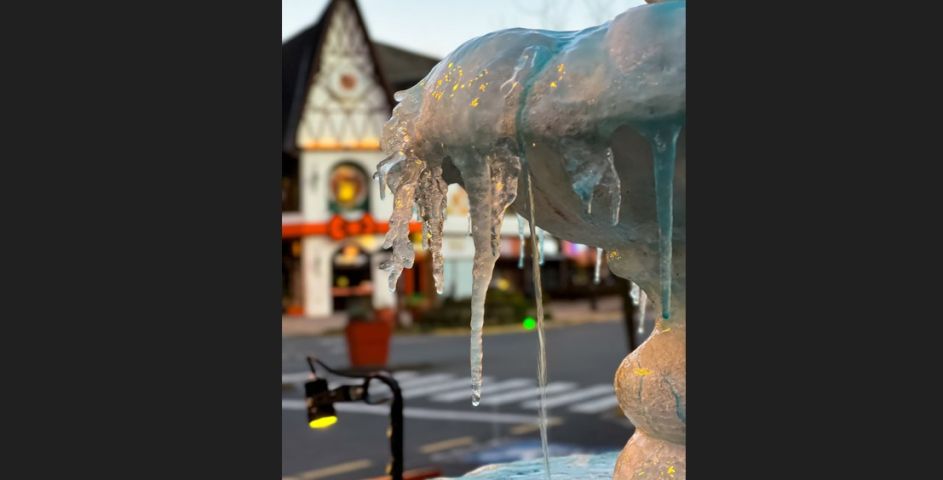 (Vídeo) Frio congela fonte de água em Gramado, na Serra Gaúcha