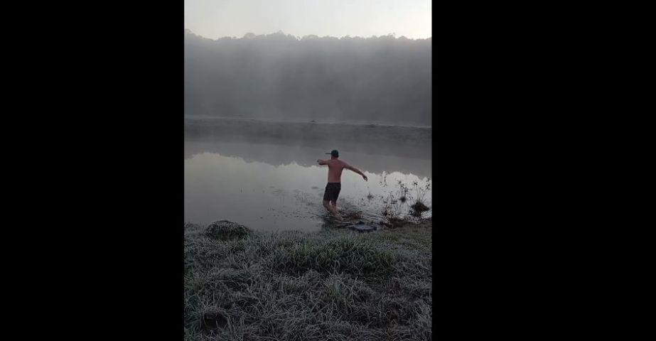 Humorista ‘Fala Aí Pivô’, do RS, encara frio extremo e faz vídeo mergulhando na água gelada